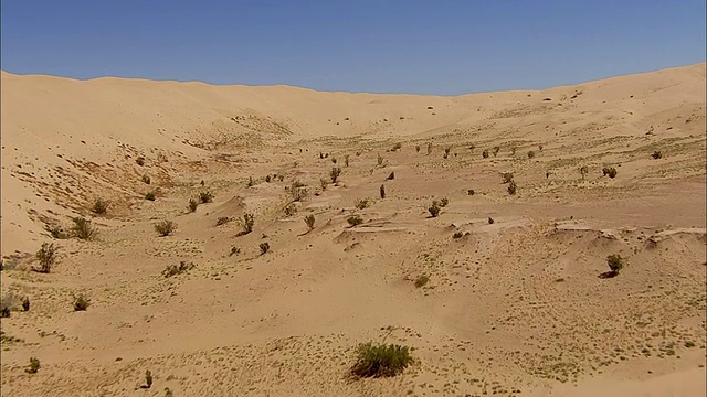 广角，空中，高角度;山脉和半荒漠视频素材