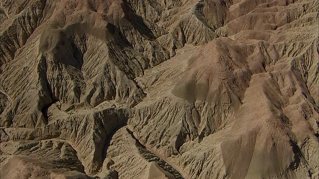 广角，空中，高角度;岩石和植被覆盖着山脉和河流视频素材