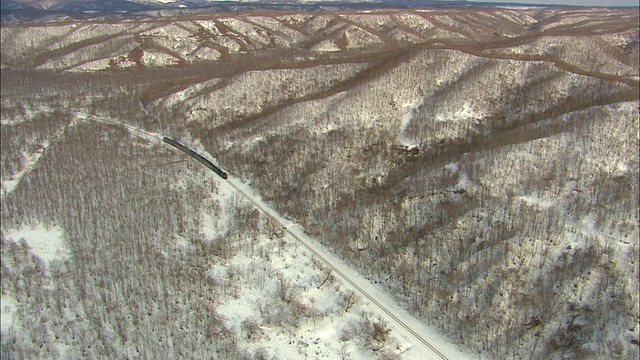 WS ZI POV空中蒸汽列车通过雪景/北海道，日本视频下载