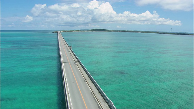 WS ZI POV飞行器通过日本冲绳岛海域的直线公路视频素材