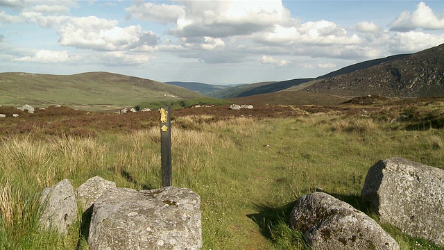 带wicklow路标的WS View of Mountains / Laragh, wicklow县，爱尔兰视频素材