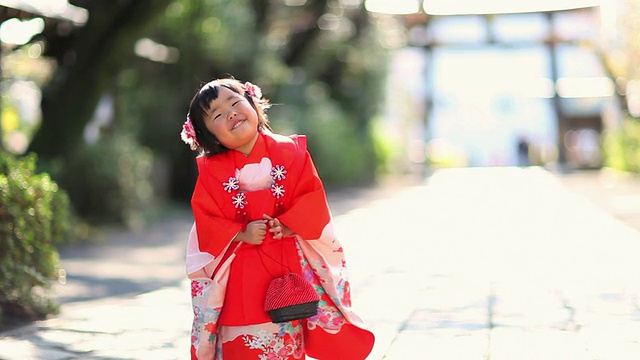 站在街上的年轻女孩/世田谷，东京，日本视频素材