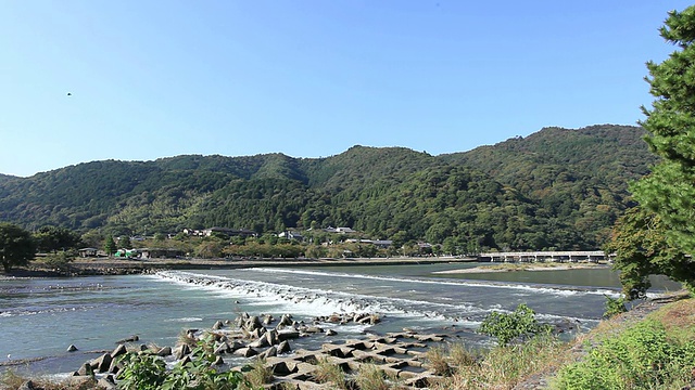 日本京都，岚山，齐冢桥和河流的WS视图视频素材