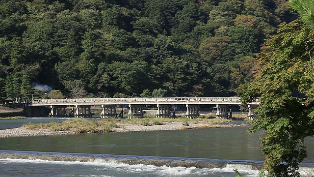 早秋的旭日桥/日本京都岚山视频素材