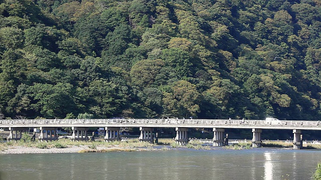 日本京都，岚山，齐冢桥和河流的WS视图视频素材