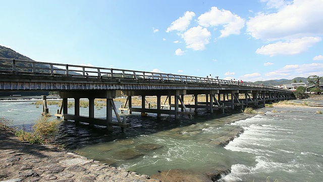 日本京都，岚山，齐冢桥和河流的WS视图视频素材