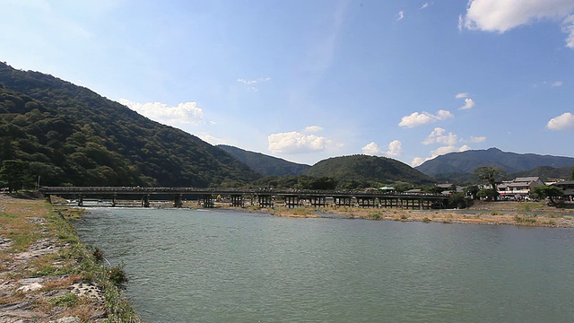 日本京都，岚山，齐冢桥和河流的WS视图视频素材