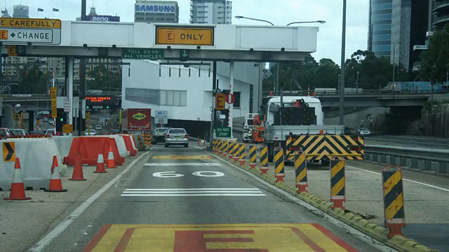 T/L向南行驶，通过海底隧道，横贯城市隧道，然后几个隧道在东部的分销商公路直接到悉尼机场视频素材