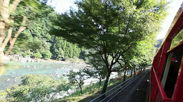 MS POV火车通过附近的河流和山/岚山，京都，日本视频素材