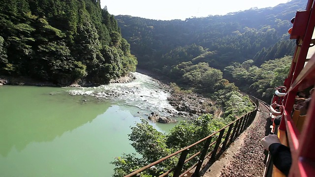 MS POV火车通过附近的河流和山/岚山，京都，日本视频素材