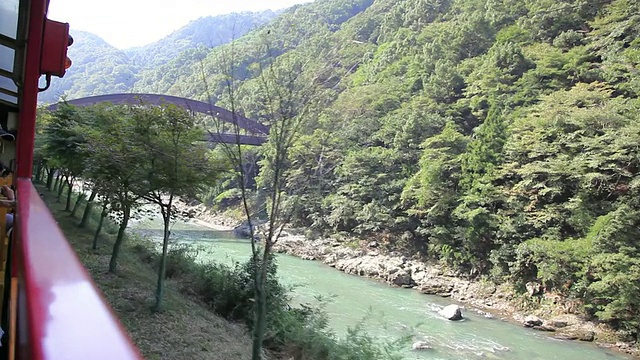 MS POV火车通过附近的河流和山/岚山，京都，日本视频素材