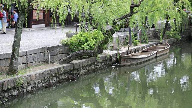 两艘小船停泊在河边街道/仓山，日本冈山视频素材