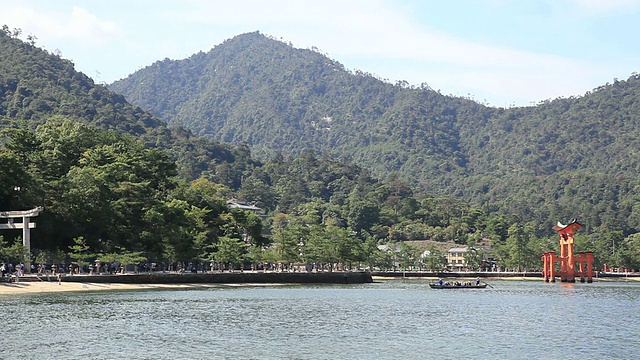 在日本广岛鸟居/严岛附近移动的WS游船视频素材