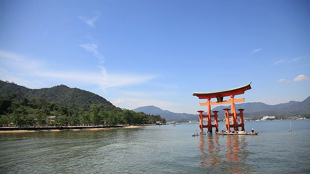 日本广岛，在鸟居门/严岛附近行驶的WS游船视频素材