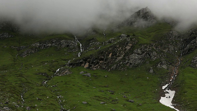 一吨云飘过山、草地、小河视频素材