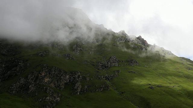 一吨一吨的云飘过山地草甸，视频素材