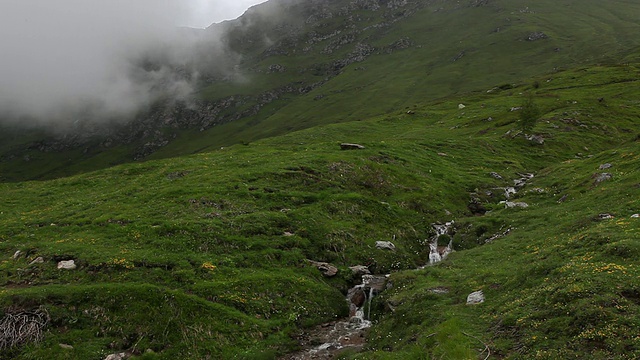 一吨云飘过山、草地、小河视频素材