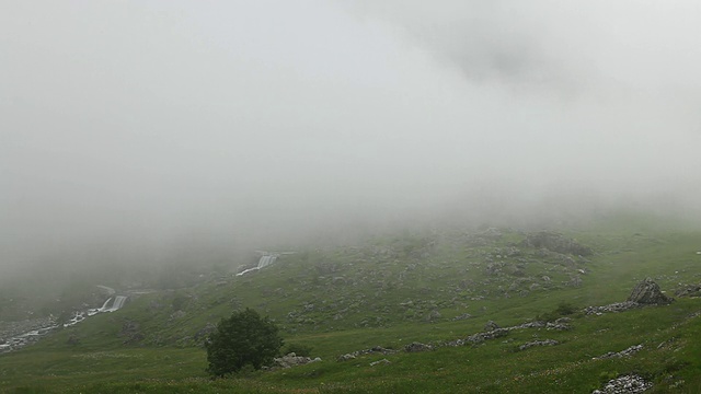 一吨云飘过山、草地、小河视频素材