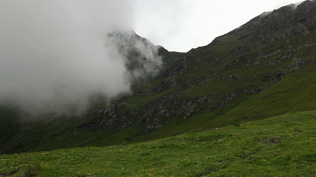 一吨一吨的云飘过山地草甸，视频素材