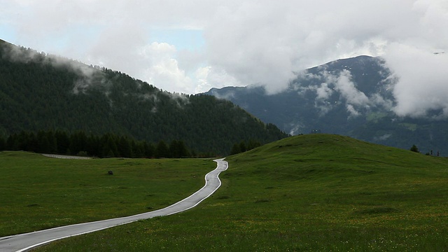 T/L云飘过山草地，mtn路视频素材