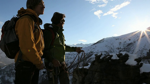 父亲和儿子学习地图和指南针，mtn山脊视频素材