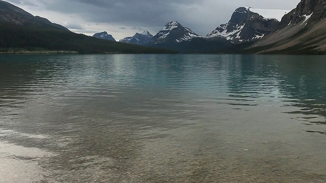 风暴过后，湖面平静的PAN上山视频素材