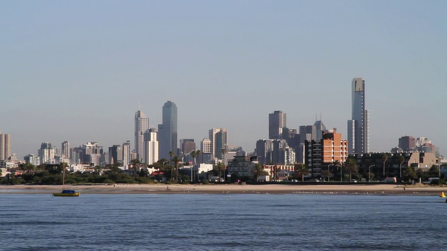 澳大利亚维多利亚州墨尔本海滩附近的城市景观视频素材