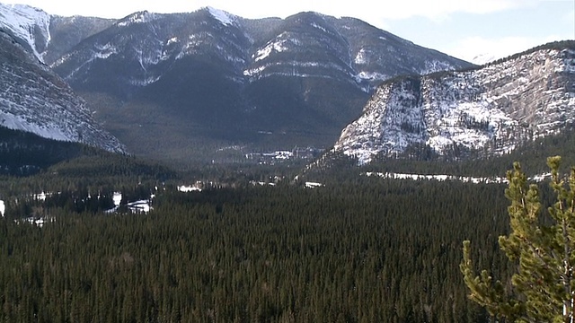 ZO Banff Springs Hotel in mountain valley / Banff Alberta，加拿大视频素材