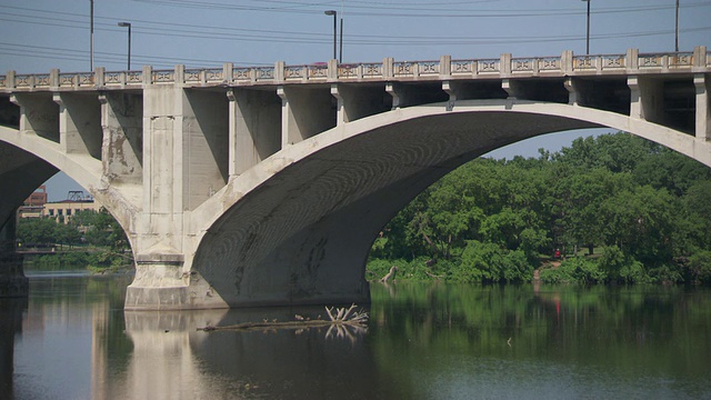 MS Bridge over river /明尼阿波利斯，明尼苏达州，美国视频素材