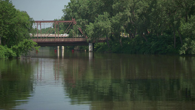 MS Bridge over river /明尼阿波利斯，明尼苏达州，美国视频素材