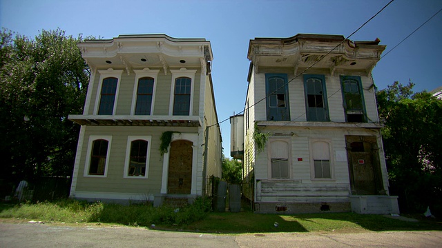 MS View of Two abandoned building /新奥尔良，路易斯安那州，美国视频素材