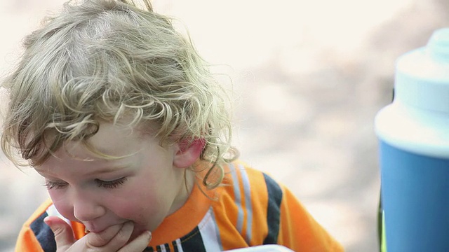 MS Little boy eating dry cereal /多伦多，安大略省，加拿大视频素材