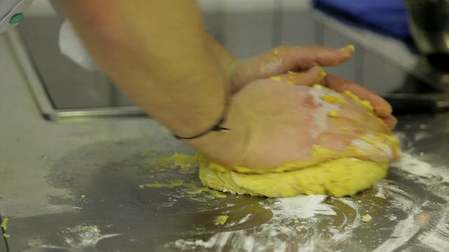 用新鲜面团做馅饼视频素材