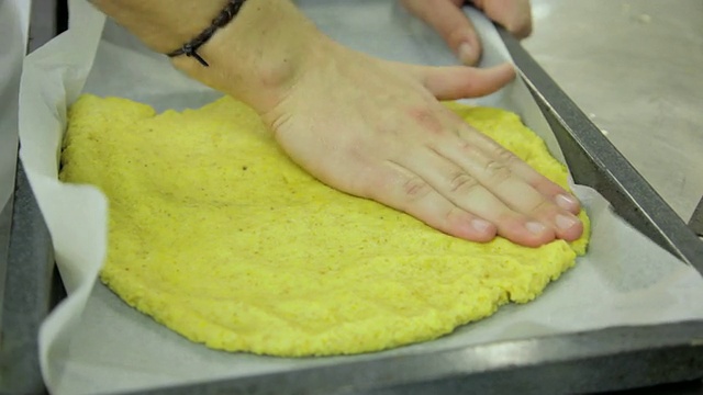 用新鲜面团做馅饼视频素材