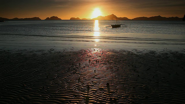 “WS，落日下巴基特群岛附近海滩上漂浮的支腿船的剪影/ Corong Corong Bay, El Nido, Palawan，菲律宾”视频素材