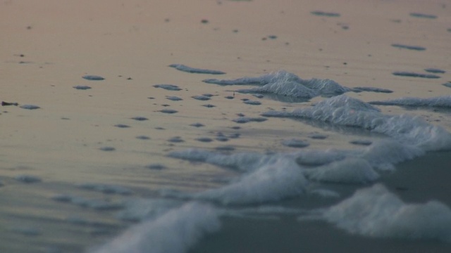 日落时分，海浪在海滩上翻滚/圣彼得-奥丁，石勒苏益格荷尔斯泰因，德国视频素材