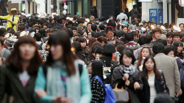 韩国首尔明洞中心购物区的一条拥挤的步行街视频素材