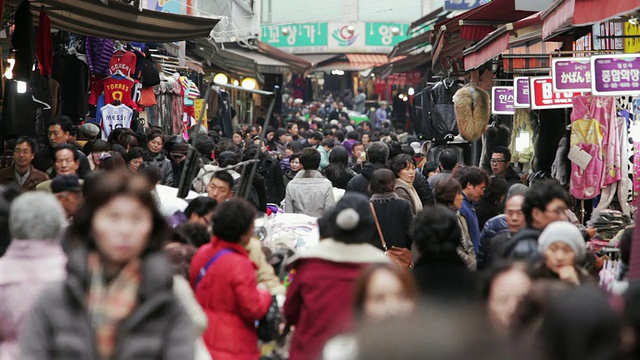 韩国首尔南大门市场的购物街挤满了LS人群视频素材