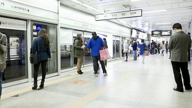 韩国首尔，上下班高峰期，乘客们蜂拥着穿过地铁站，上下车视频素材