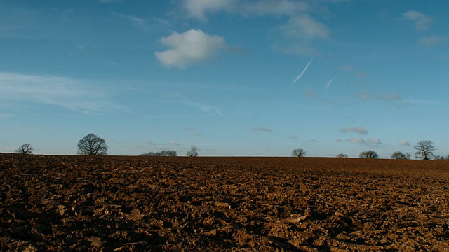 T/L稀疏冬云漂移在犁地和天空2，英国视频下载