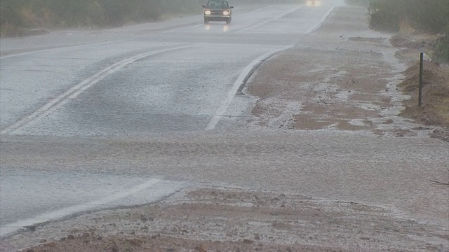 洪水和流动的道路，汽车通过亚利桑那州，美国视频素材