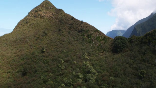 越过陡峭的山坡，可以看到莫洛凯岛的海岸线视频素材