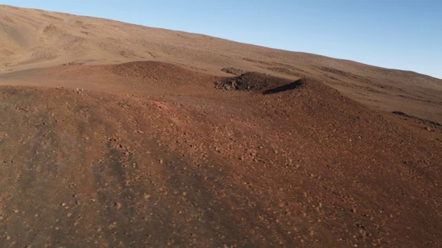 飞越夏威夷莫纳罗亚火山的红色火山渣锥视频素材