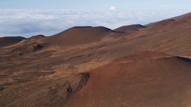 飞下夏威夷莫纳罗亚山的红色山坡视频素材