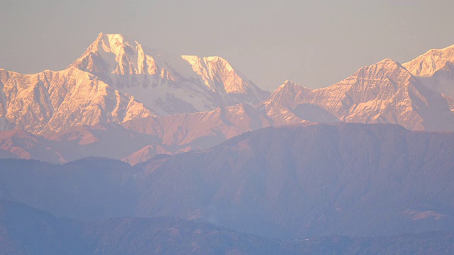 夕照在喜马拉雅山顶上，印度视频素材