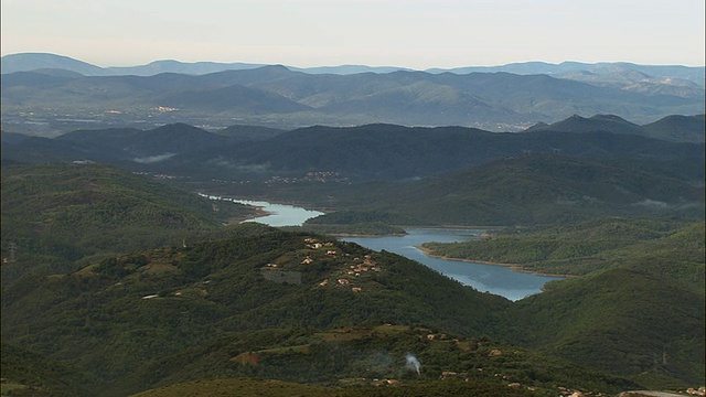 空中绿色山丘环绕Lac de Saint Cassien/ Var，法国视频素材