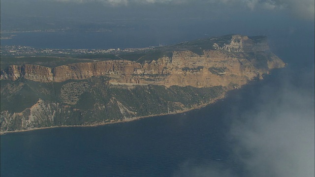 空中穿越云层到达Canaille帽和海岸线/卡西斯，法国视频素材