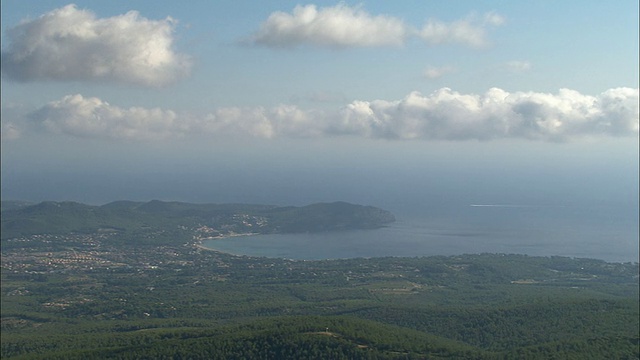 空中绿色海岸线通过雾/卡西斯，法国视频素材