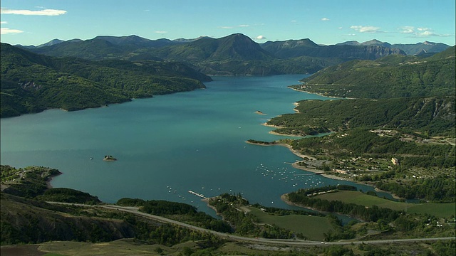 空中村庄靠近Lac de Serre-Poncon海岸，在水中/阿尔卑斯-马里次，法国视频素材