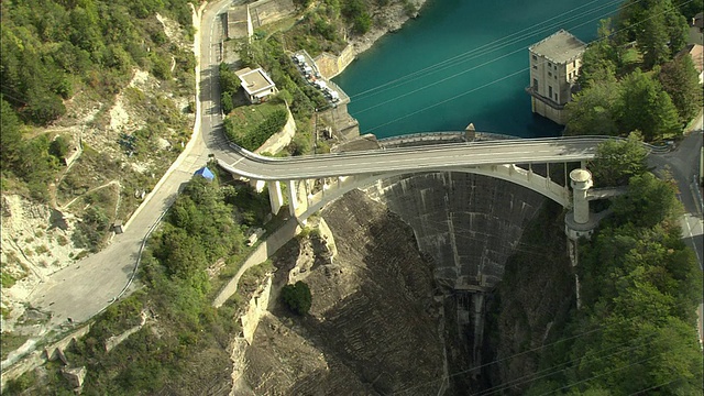 空中WS大坝和水电站的Lac du Sautet / Isere，法国视频素材